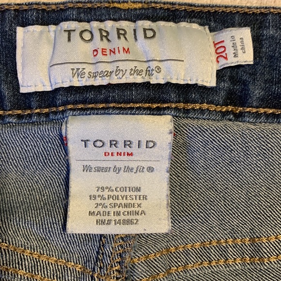 Torrid Regular Wash Tapered Jean 20T - Picture 2 of 9